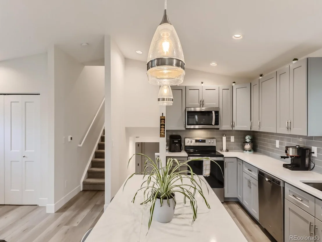 Photo of 899 Evanston St