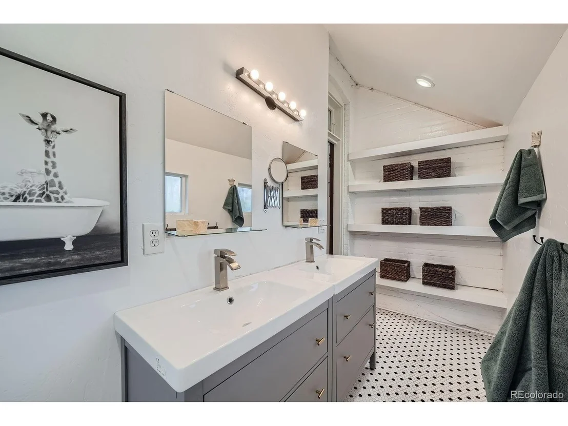 Photo of 5127 Lowell Blvd