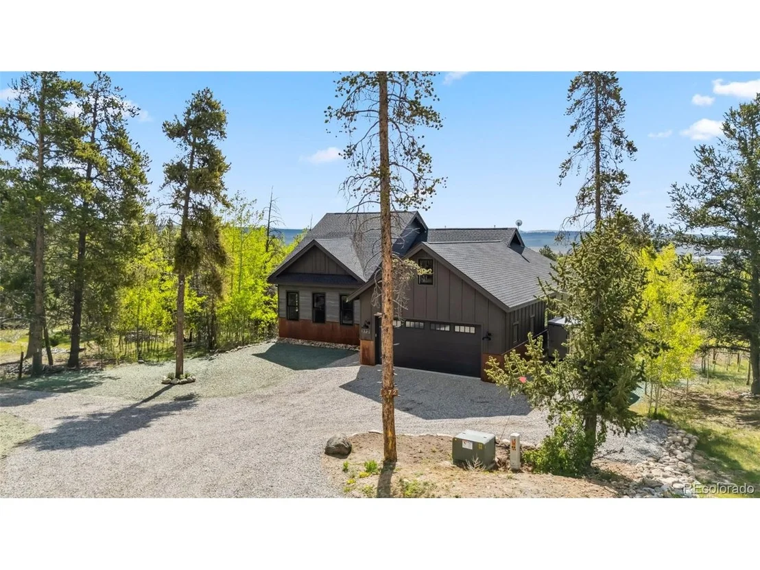 Photo of 372 Park View Dr