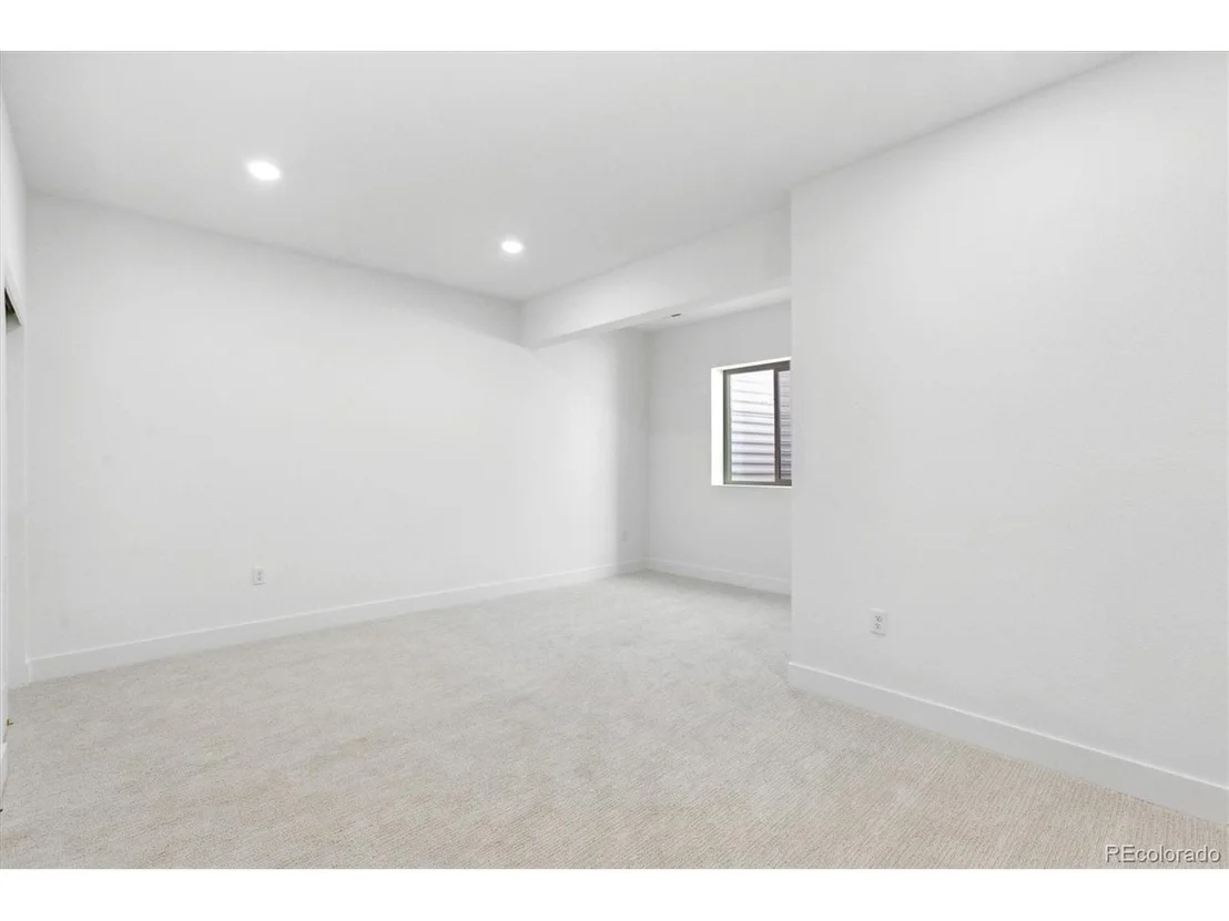 Photo of 995 Pinehurst Ct