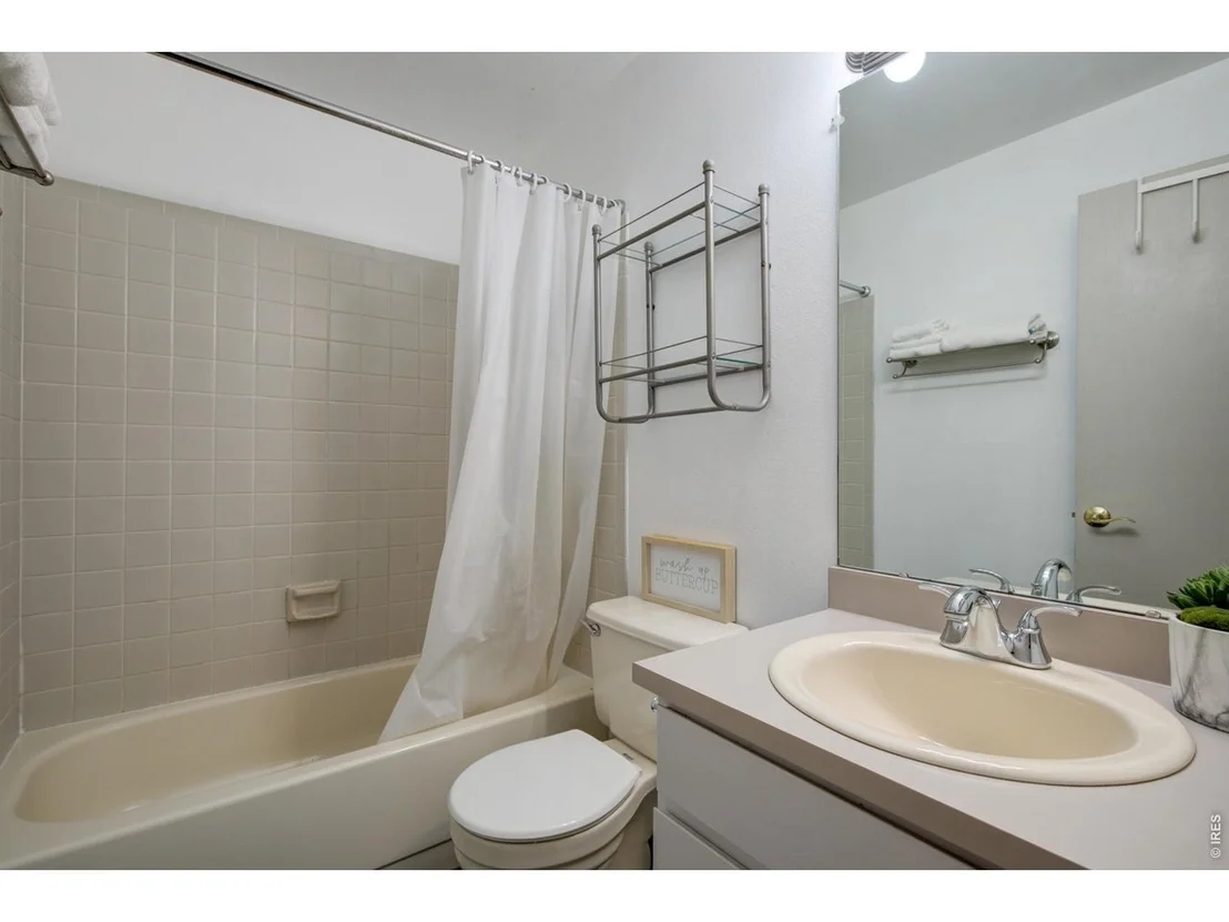 Photo of Unit 1 at 2711 Mapleton Ave