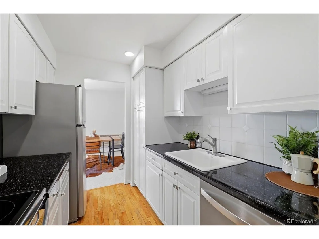 Photo of Unit 1007 at 955 Eudora St