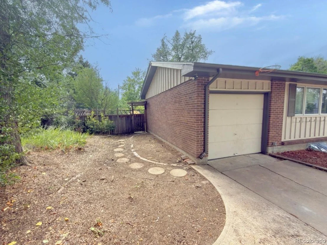 Photo of 562 W Easter Ave