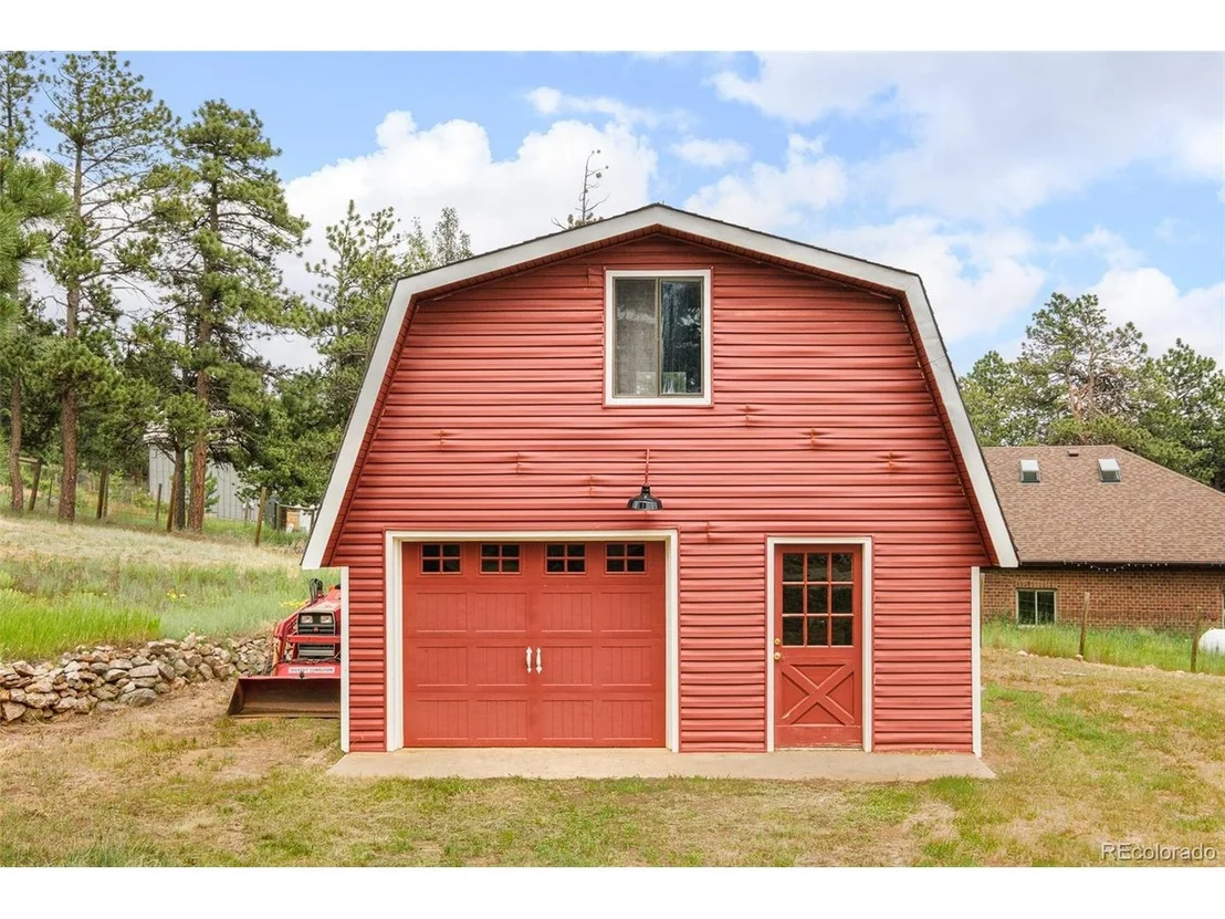 Photo of 1414 Mountain Pines Rd