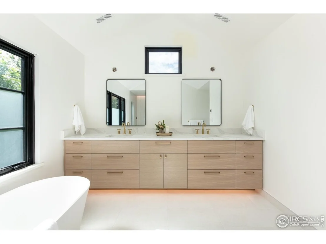 Photo of 640 Iris Ave