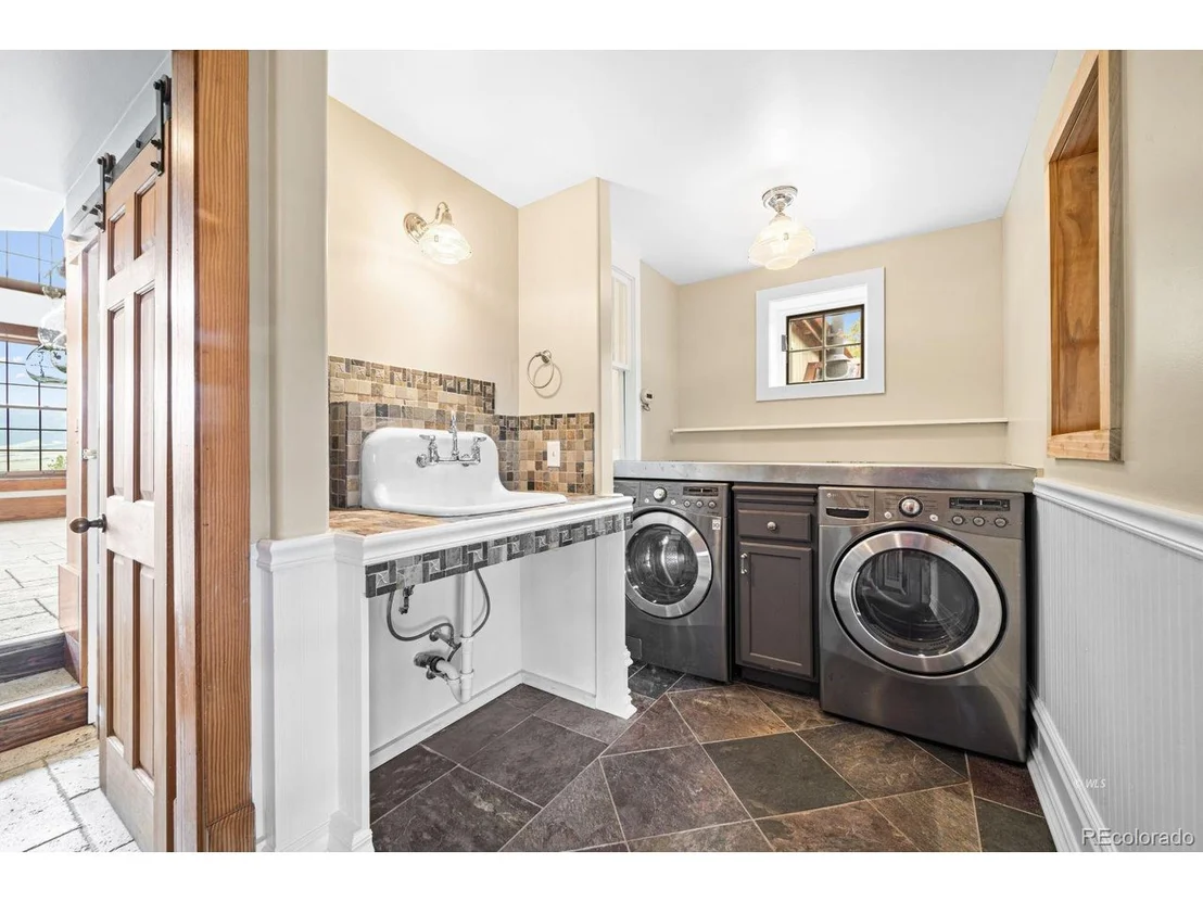 Photo of 325 McMurtrie Rd