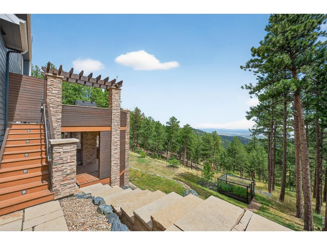 Photo of 820 Peakview Rd