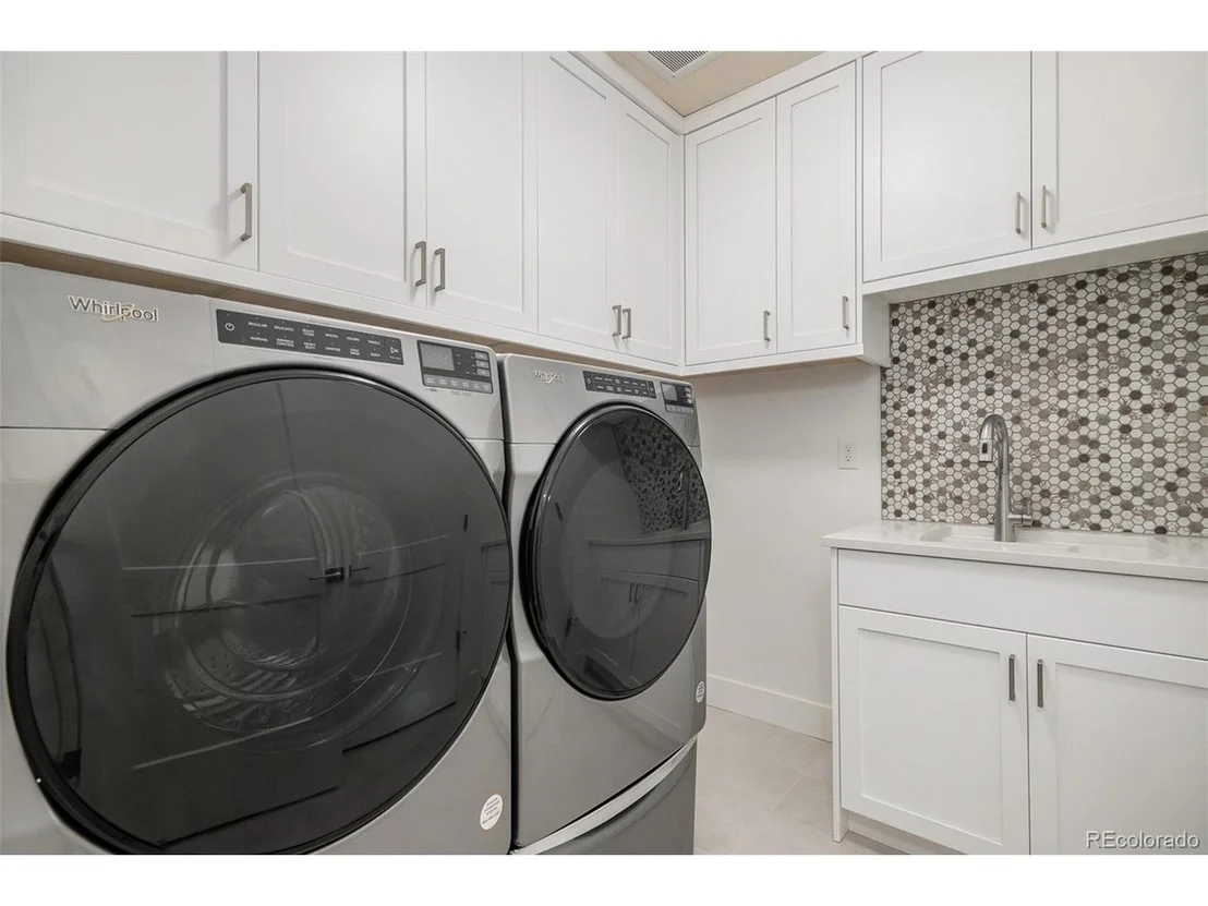 Photo of 400 Thompson Ave
