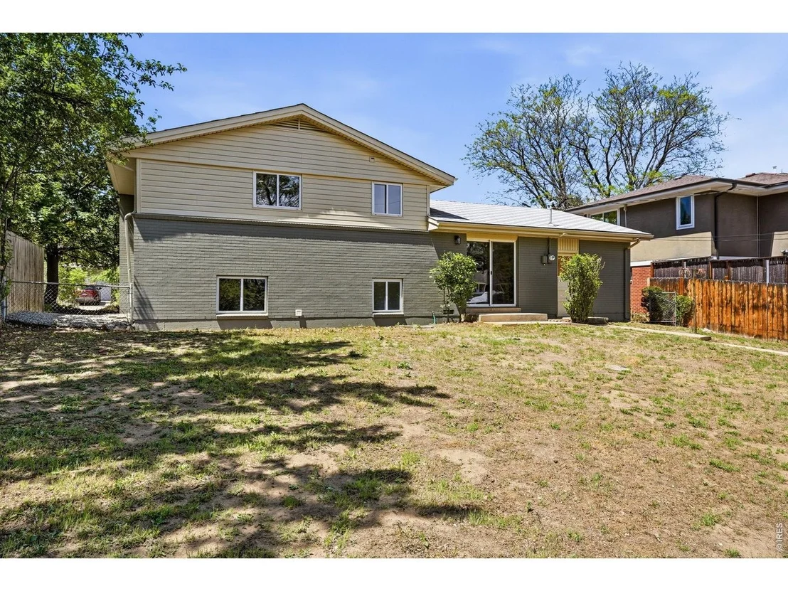 Photo of 980 Hartford Dr
