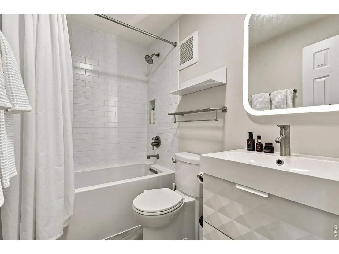 Photo of Unit 5 at 3025 Broadway St
