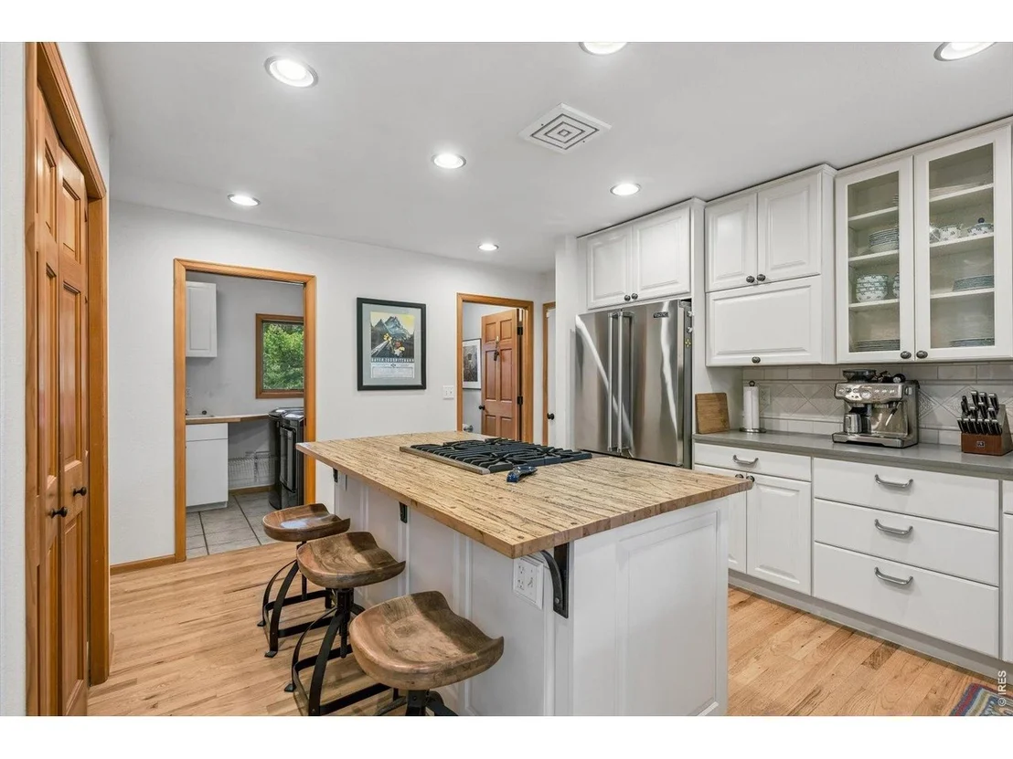 Photo of 733 Lakeshore Dr