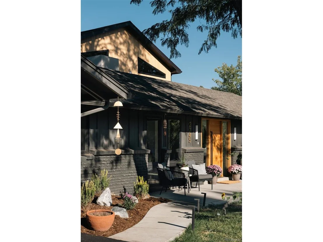 Photo of 2745 Deframe Rd