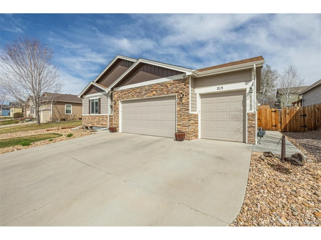 Photo of 215 Dee Rd