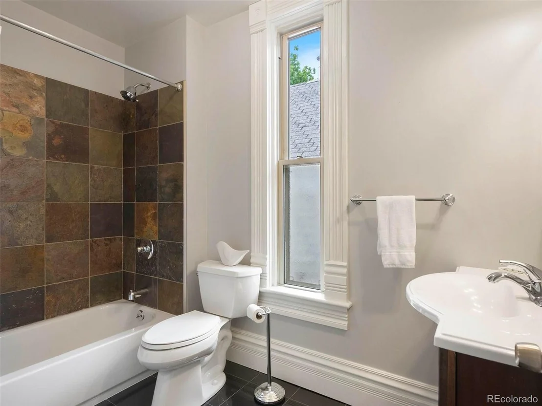 Photo of 2435 Tremont Pl