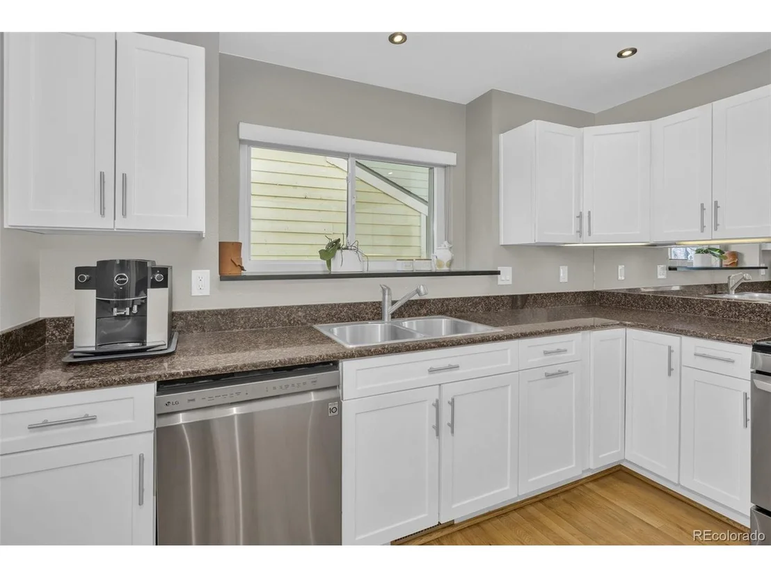 Photo of 72 Mineola Ct