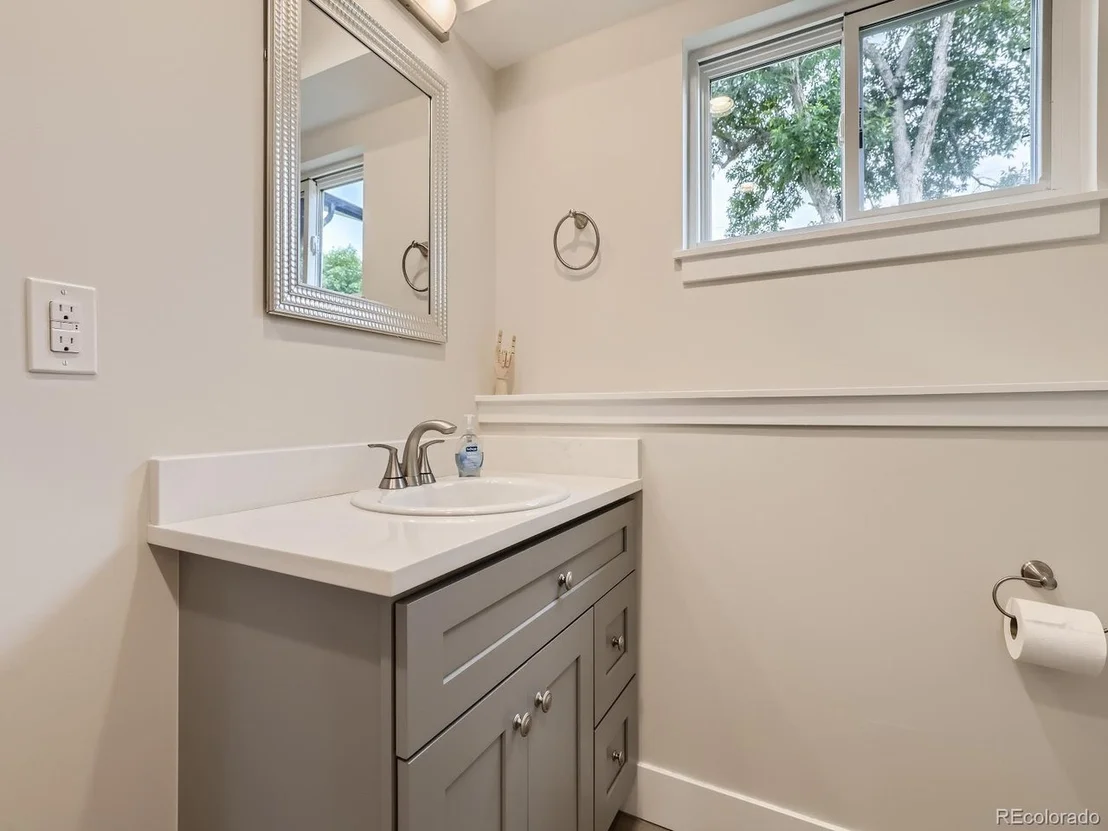 Photo of 899 Evanston St