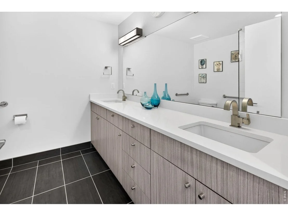Photo of Unit 205 at 2718 Pine St