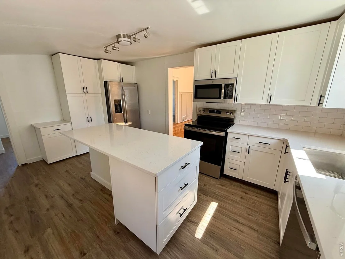 Photo of 425 Dillingham Ave