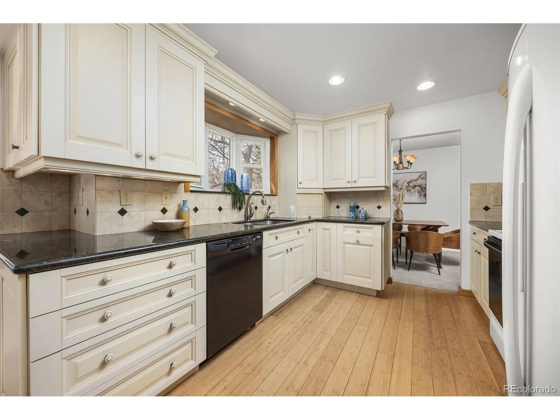 Photo of 8037 Iris Ct