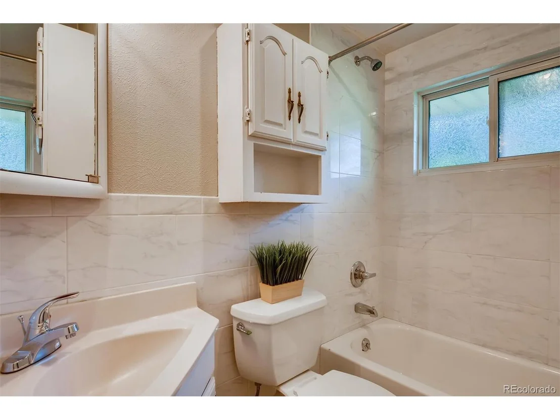 Photo of 5345 Otis St