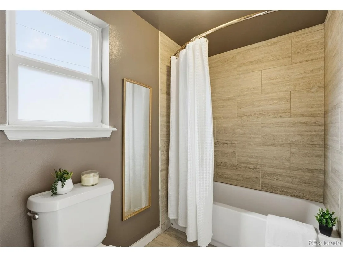 Photo of 1060 Downing Way