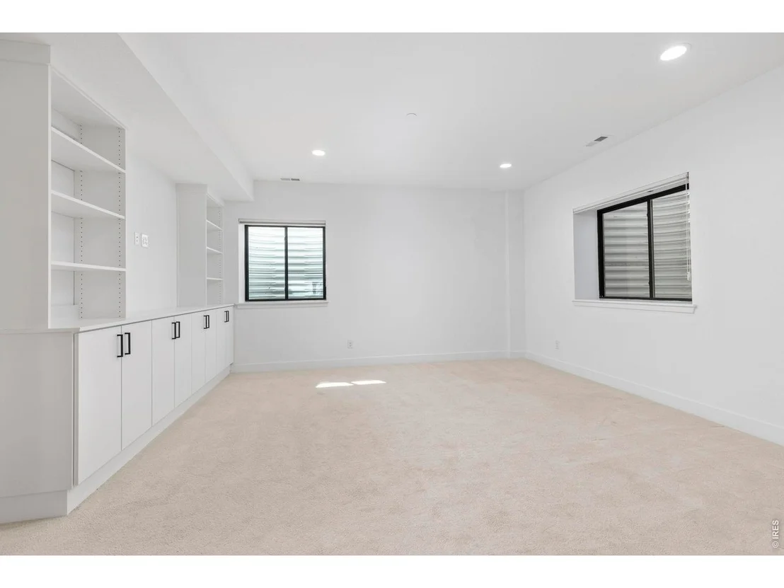 Photo of 592 Central Park Cir