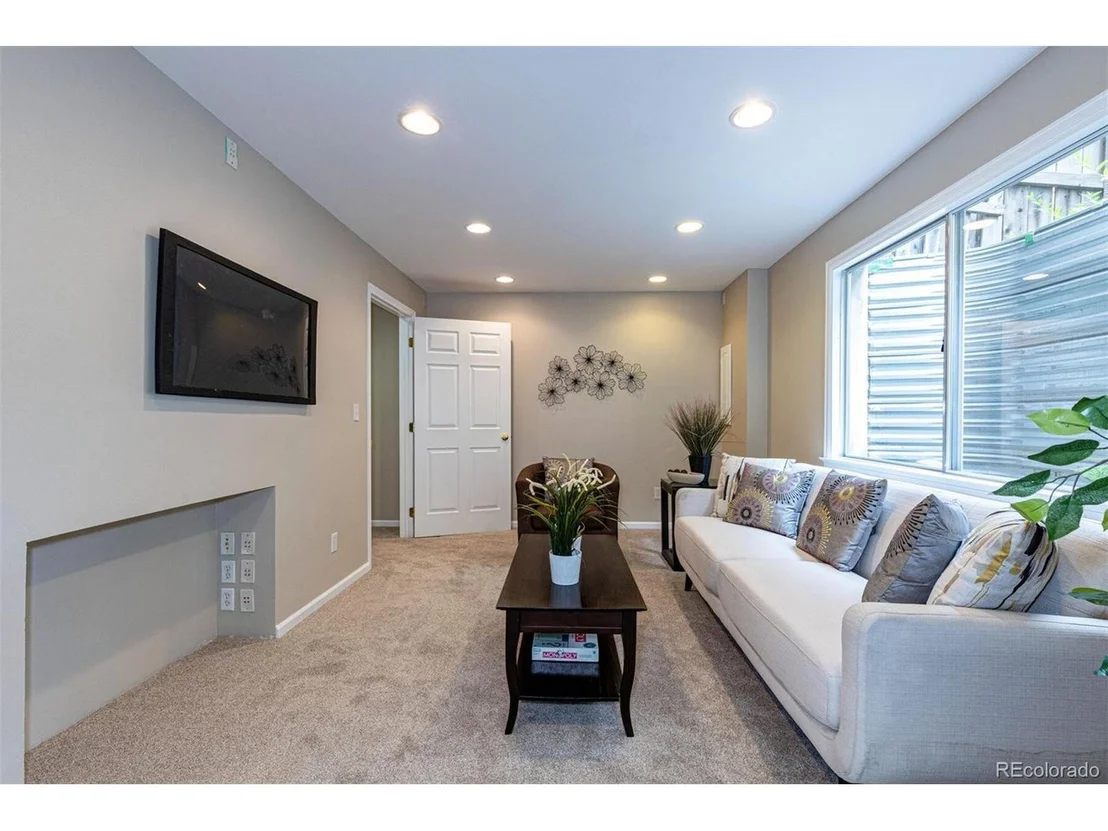 Photo of 2025 Maples Pl