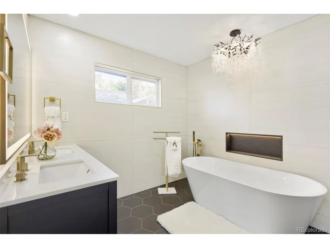 Photo of 6077 Flower St