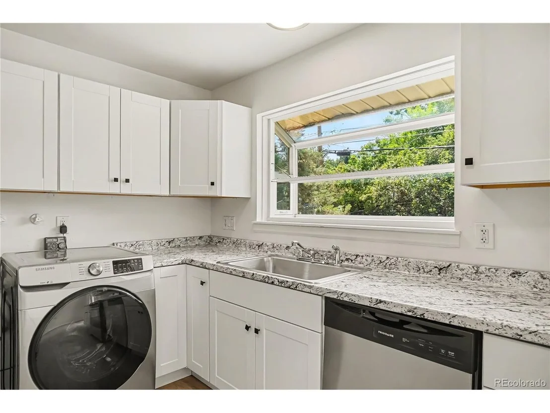 Photo of 885 Hartford Dr