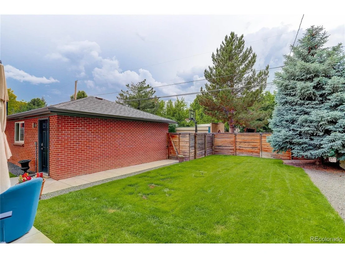 Photo of 2055 Locust St