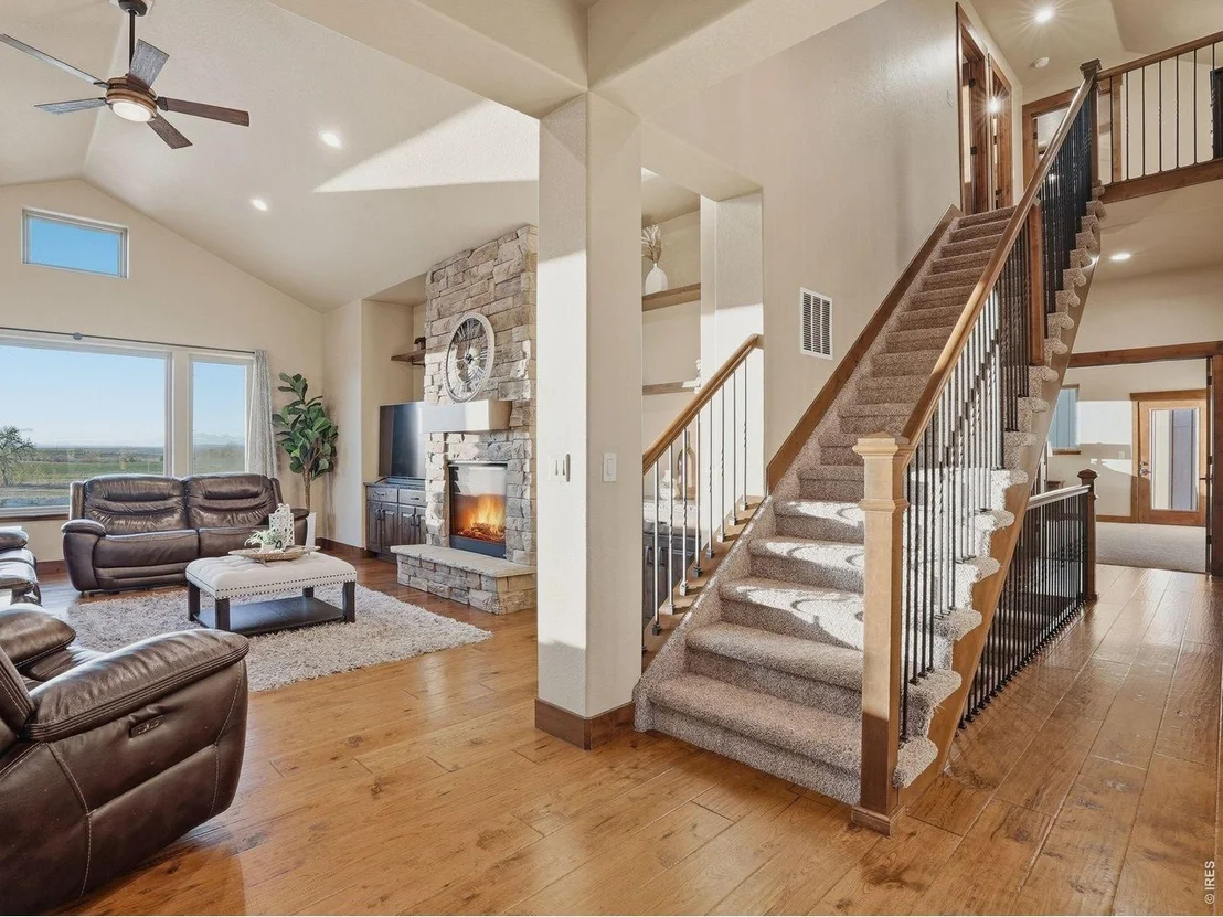 Photo of 39917 Hilltop Cir