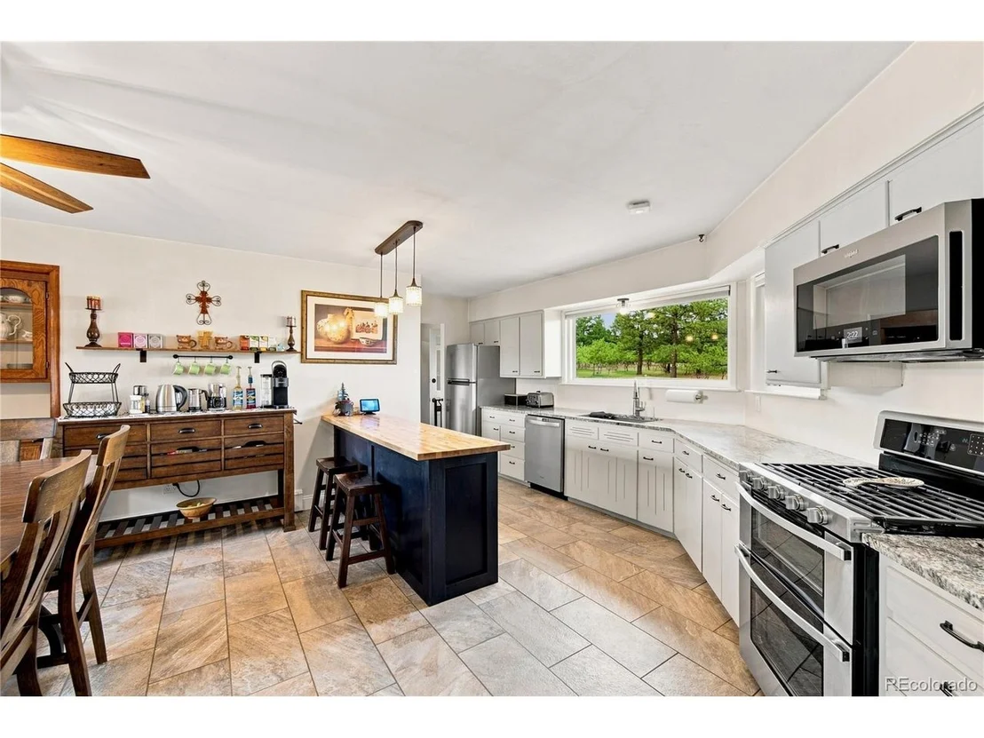 Photo of 8087 Oak Dr