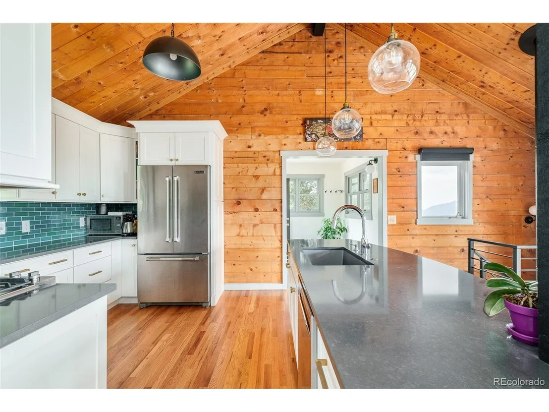 Photo of 1414 Mountain Pines Rd