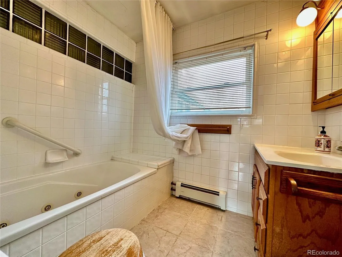 Photo of 4290 Garrison St