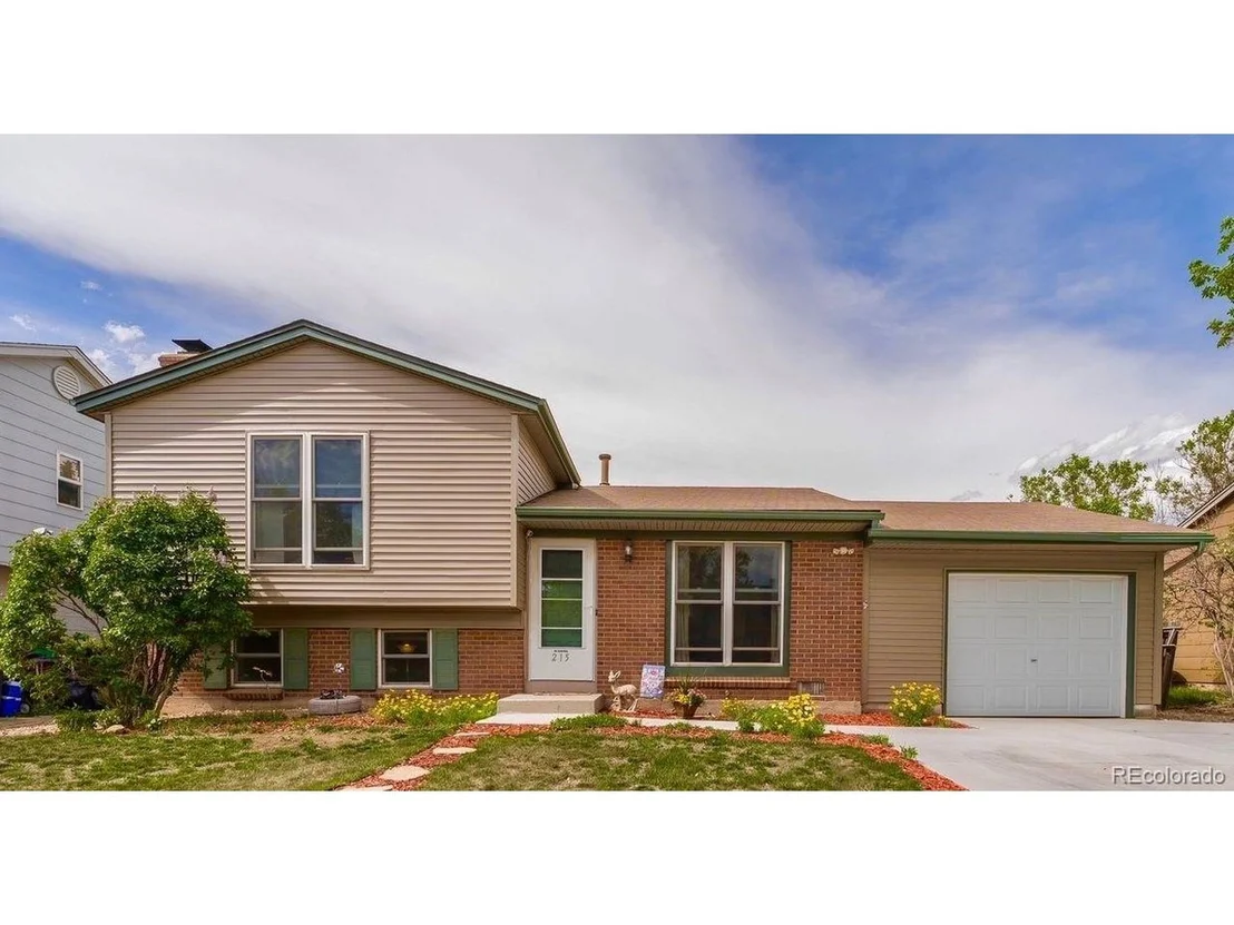 Photo of 215 Summit Cir
