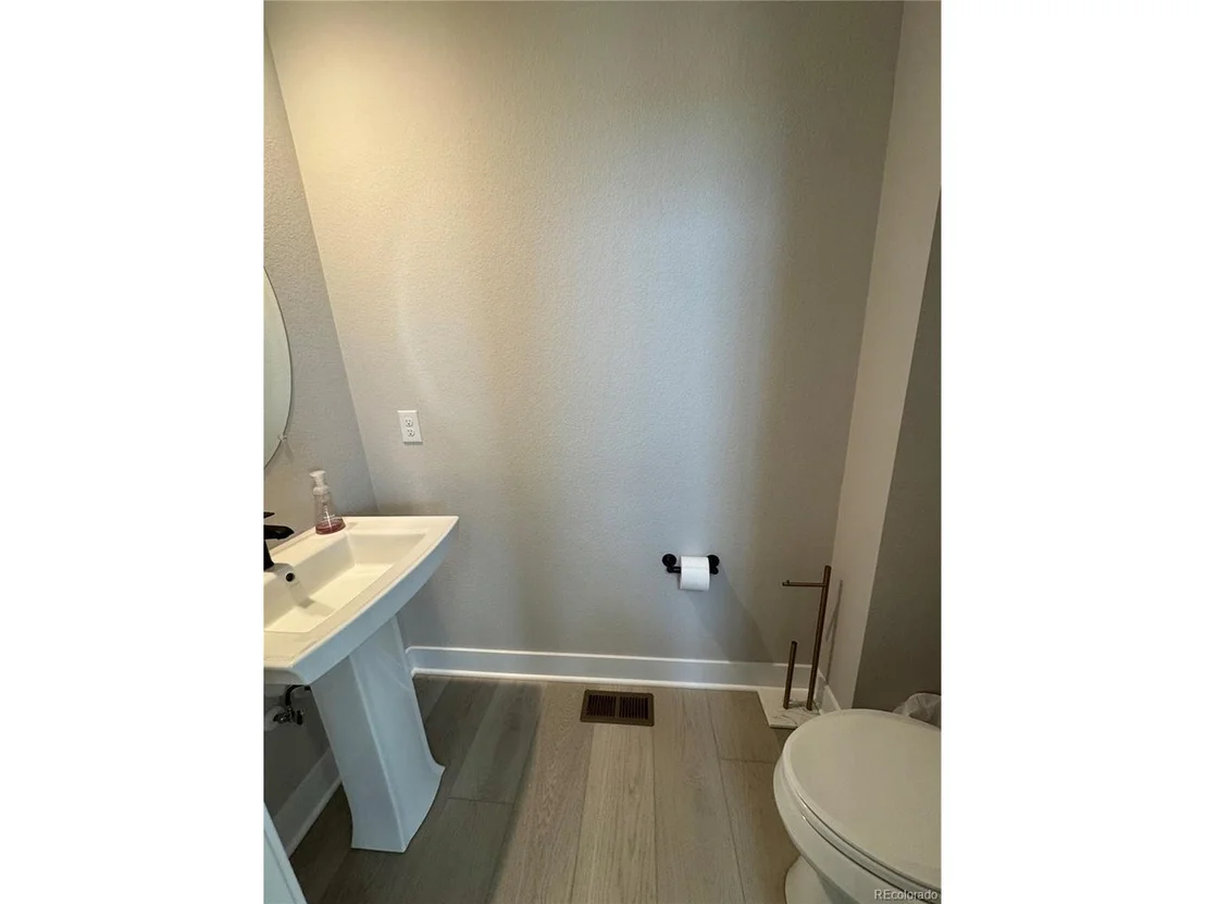 Photo of 958 Superior Dr