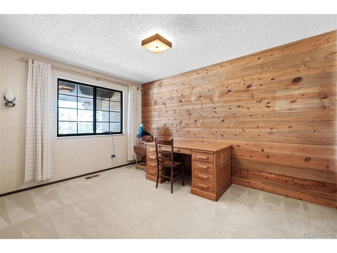 Photo of 8181 Queen St