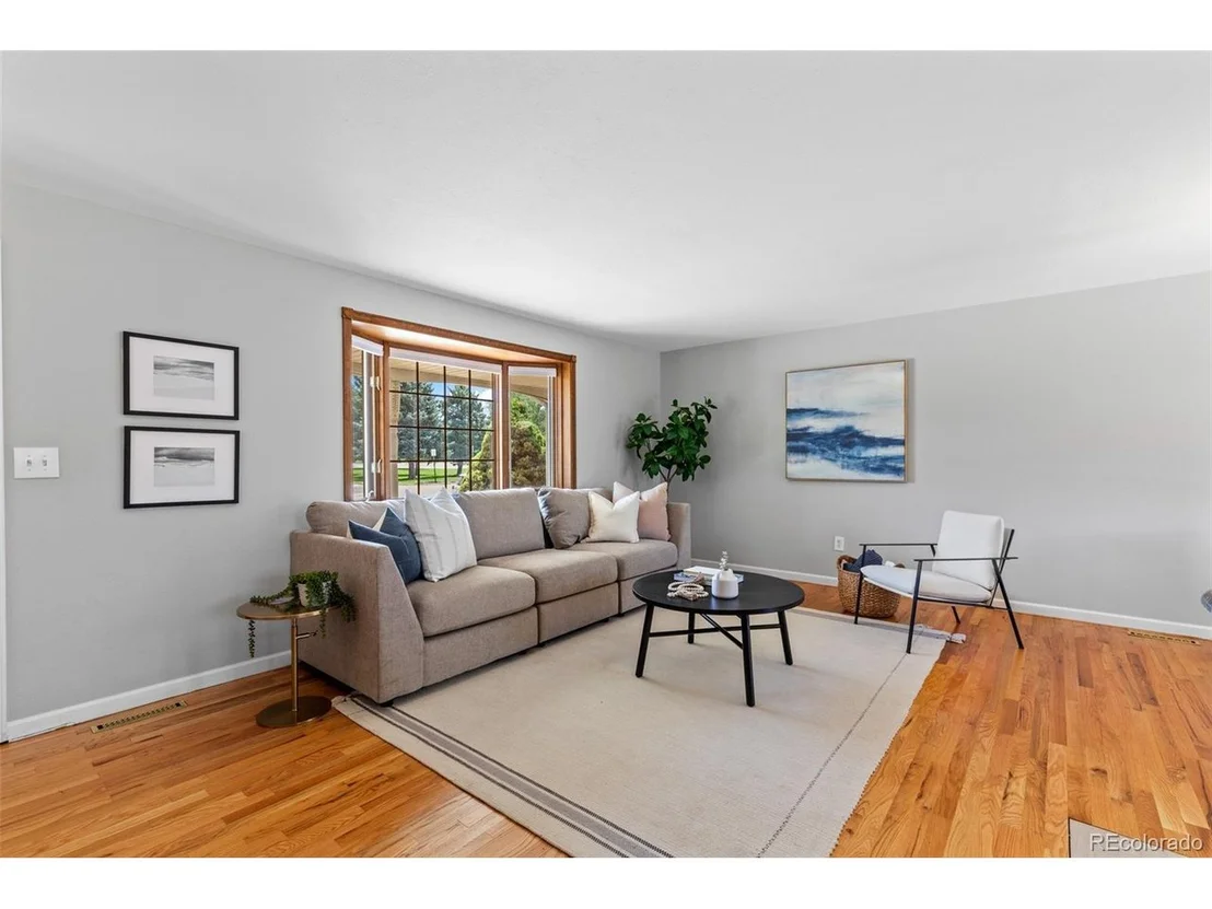 Photo of 335 Manhattan Dr