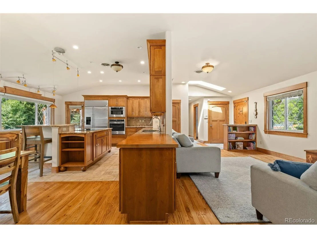 Photo of 3035 Deframe Rd