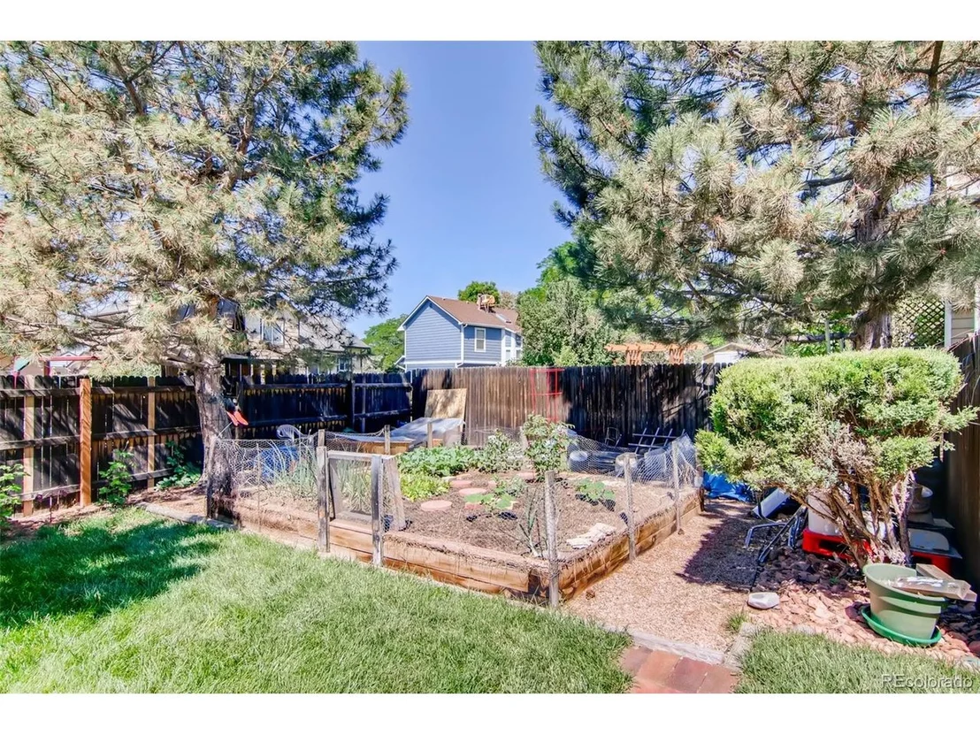 Photo of 10565 Dexter Dr