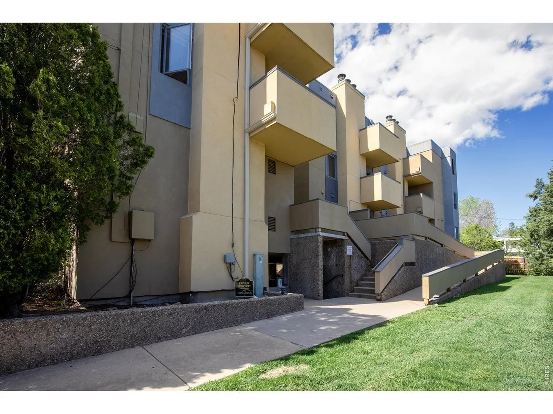 Photo of Unit 1 at 2711 Mapleton Ave