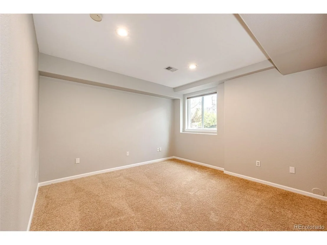 Photo of 389 Shoreham Cir