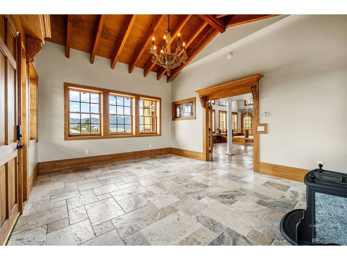 Photo of 325 McMurtrie Rd