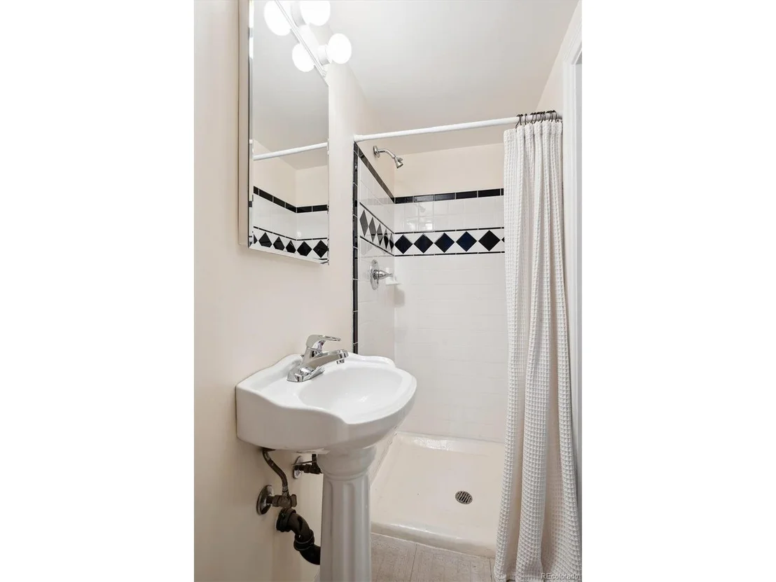 Photo of 2222 Locust St