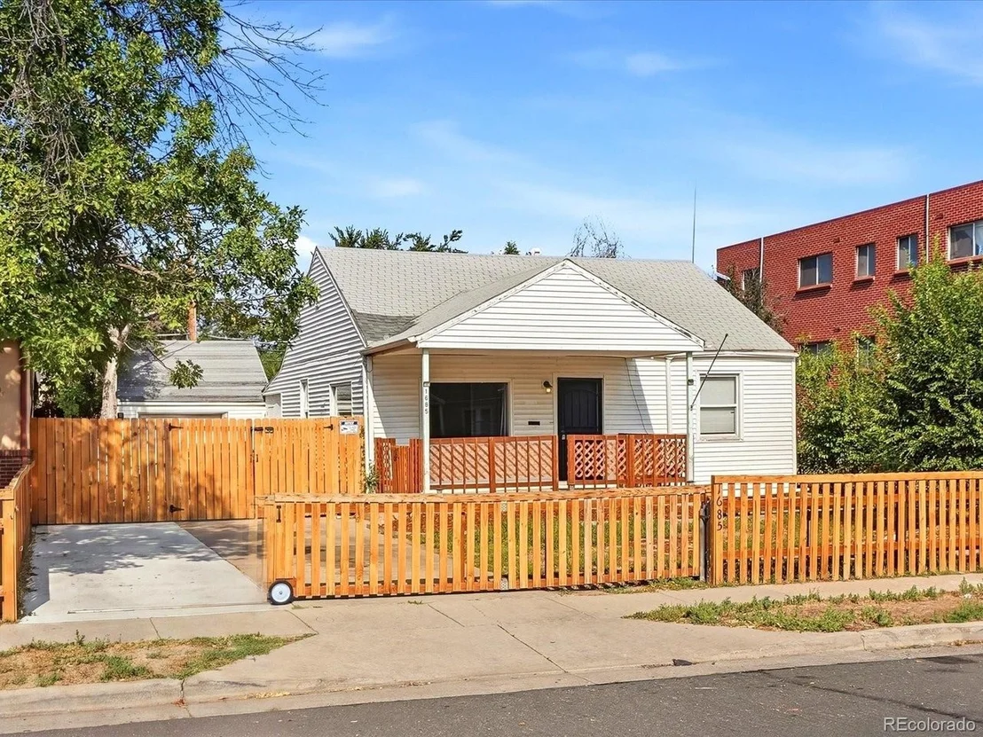 Photo of 1685 Clinton St