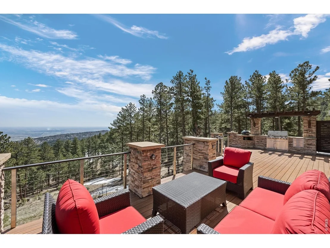 Photo of 820 Peakview Rd