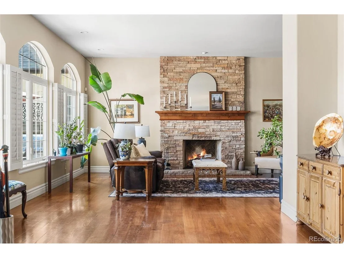 Photo of 1160 N Monaco Pkwy