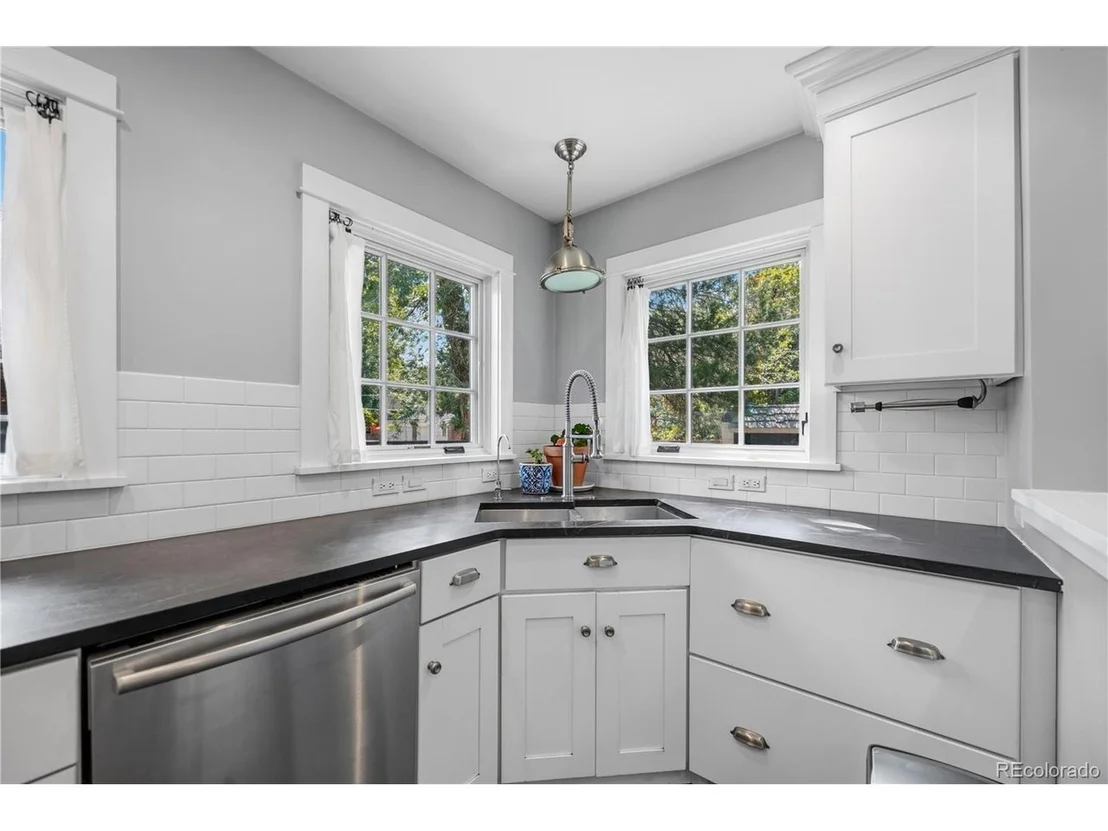 Photo of 2375 Locust St