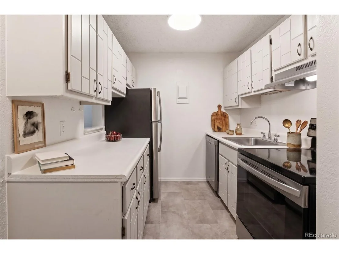 Photo of Unit LL10 at 3250 Oneal Cir