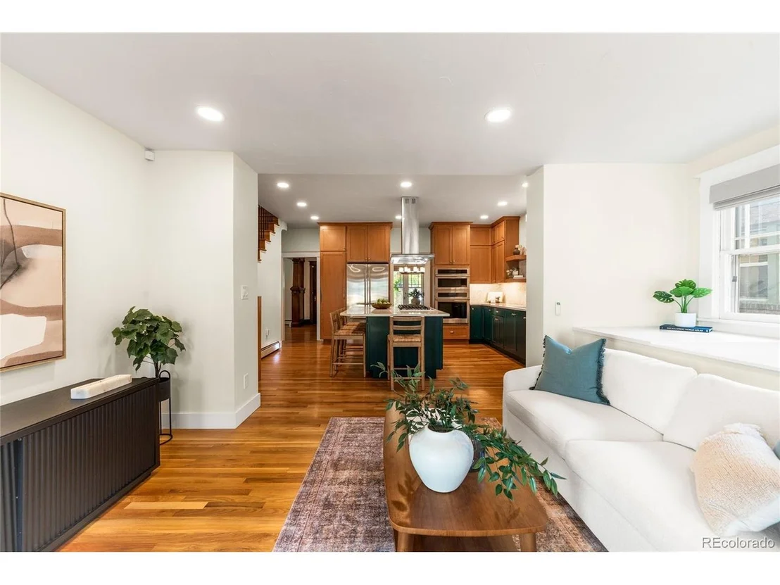 Photo of 622 Cook St